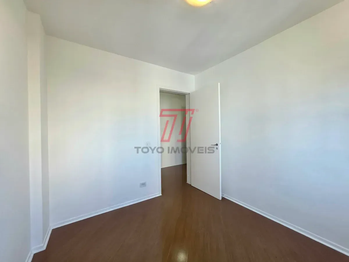 Apartamento de 3 quartos com piso de madeira na sala — photo 16