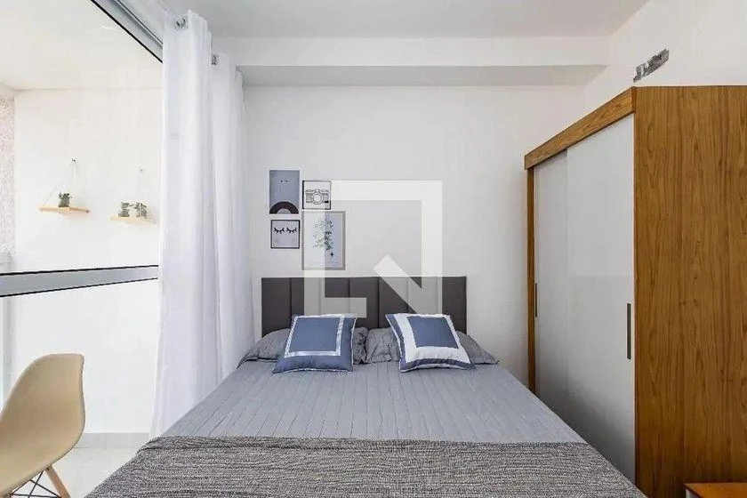 27 m² studio with a glass-enclosed balcony and a home office — photo 4