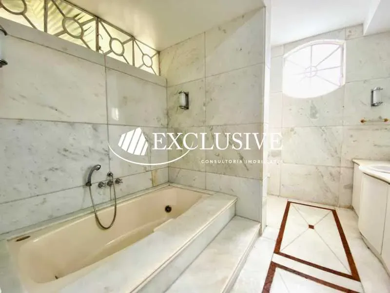 Bathtub in a 5-bedroom house, 881 m² — photo 11