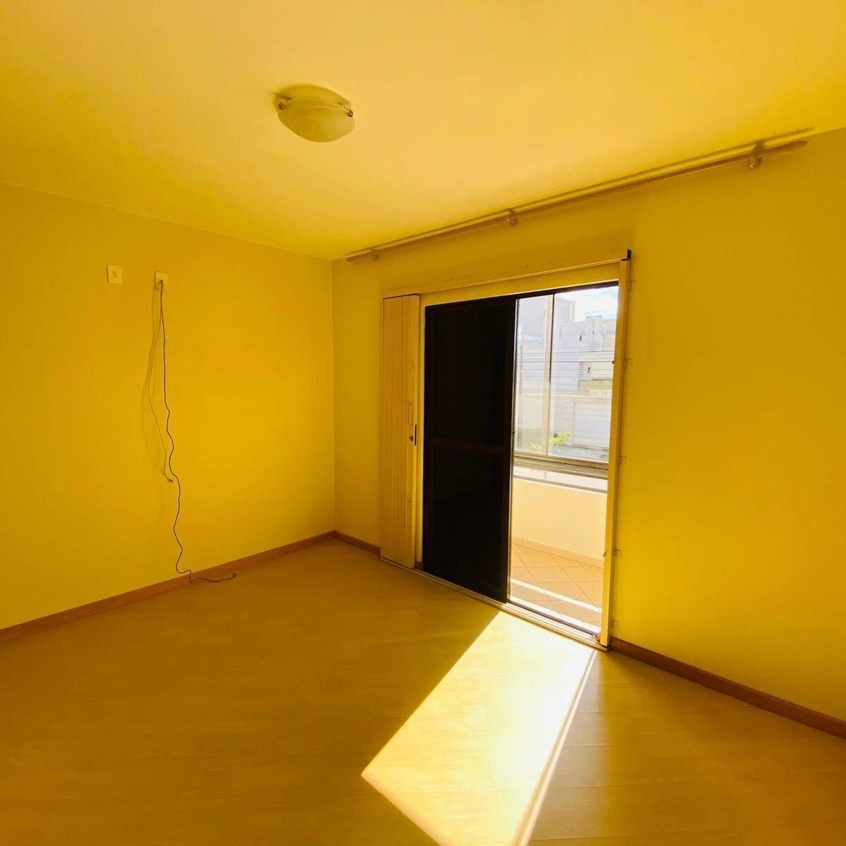3-bedroom house with a glass-enclosed balcony in Curitiba — photo 30