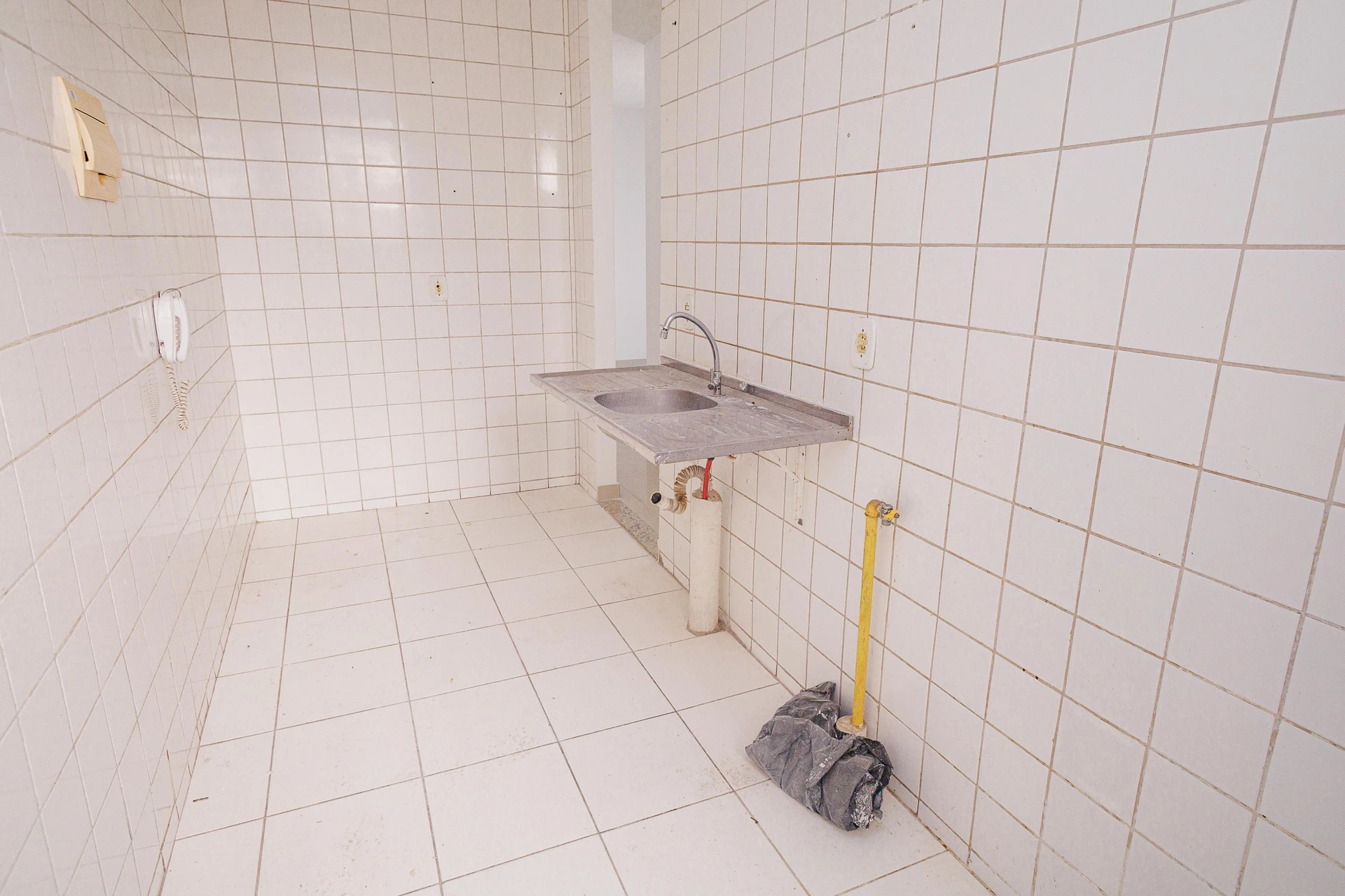 Unfurnished 2-bedroom apartment with 1 bathroom and parking — photo 19