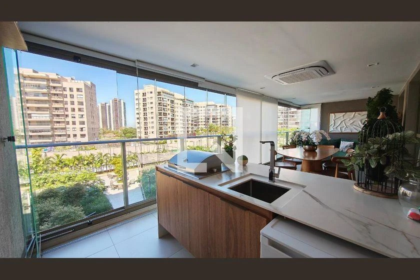 4-bedroom apartment with a glass-enclosed balcony — photo 37