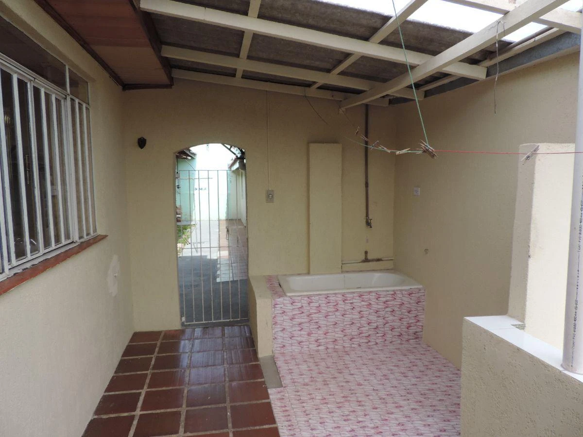 Wood or laminate floors in a one-bedroom house, 70 m² — photo 20