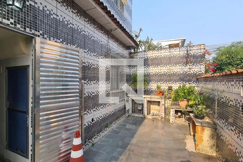 Unfurnished 2-bedroom apartment with separate kitchen