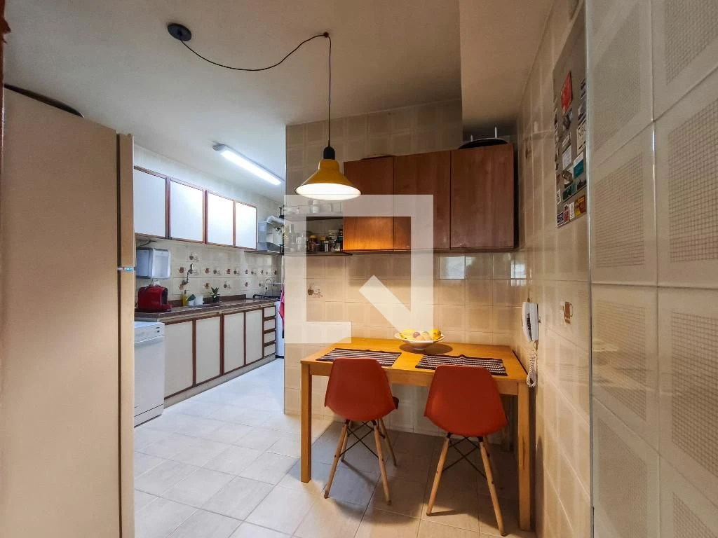 Furnished 4-bedroom apartment with balcony — photo 11