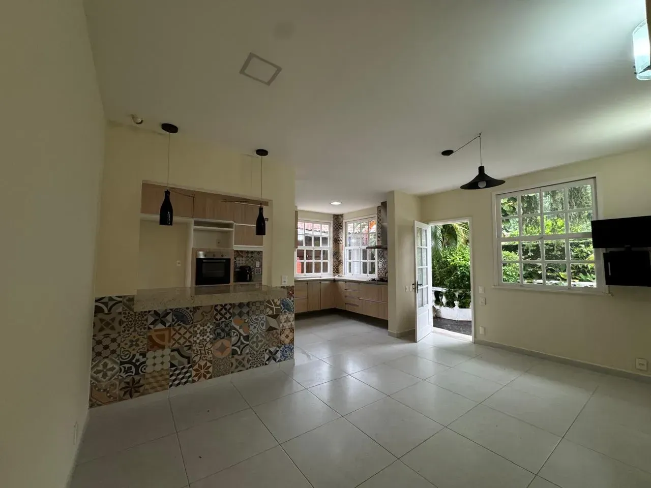 House with 4 bedrooms and 360 m² with open-plan kitchen — photo 3