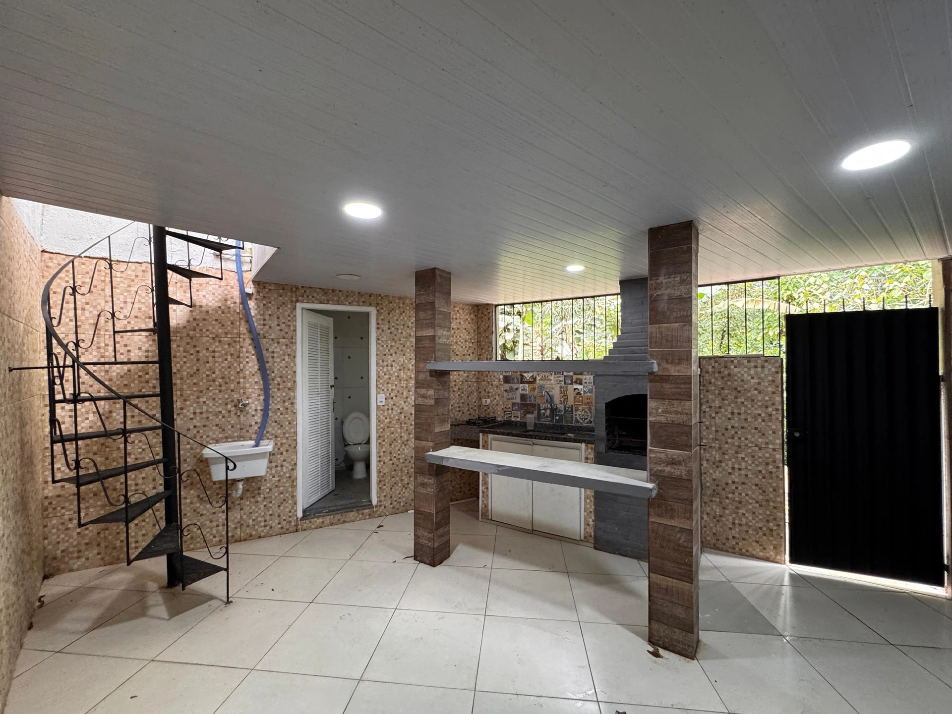 Balcony with a grill in a 2-bedroom house, 165 m² — photo 7