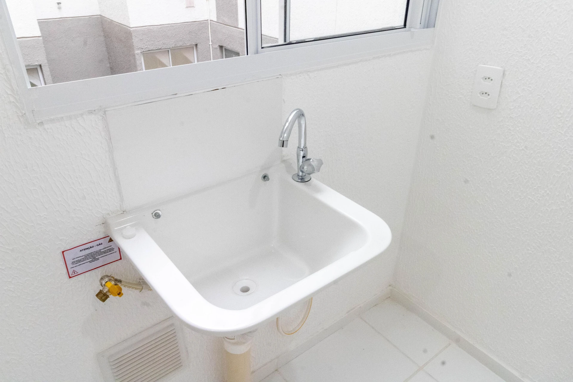 2-bedroom apartment in a building with a gym — photo 2