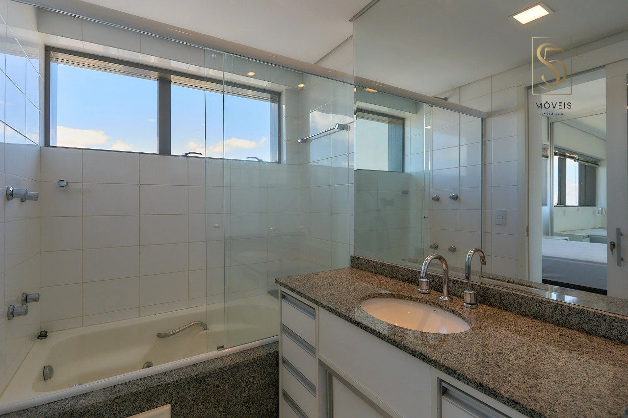 Floor-to-ceiling windows in a one-bedroom apartment, 140 m² — photo 13