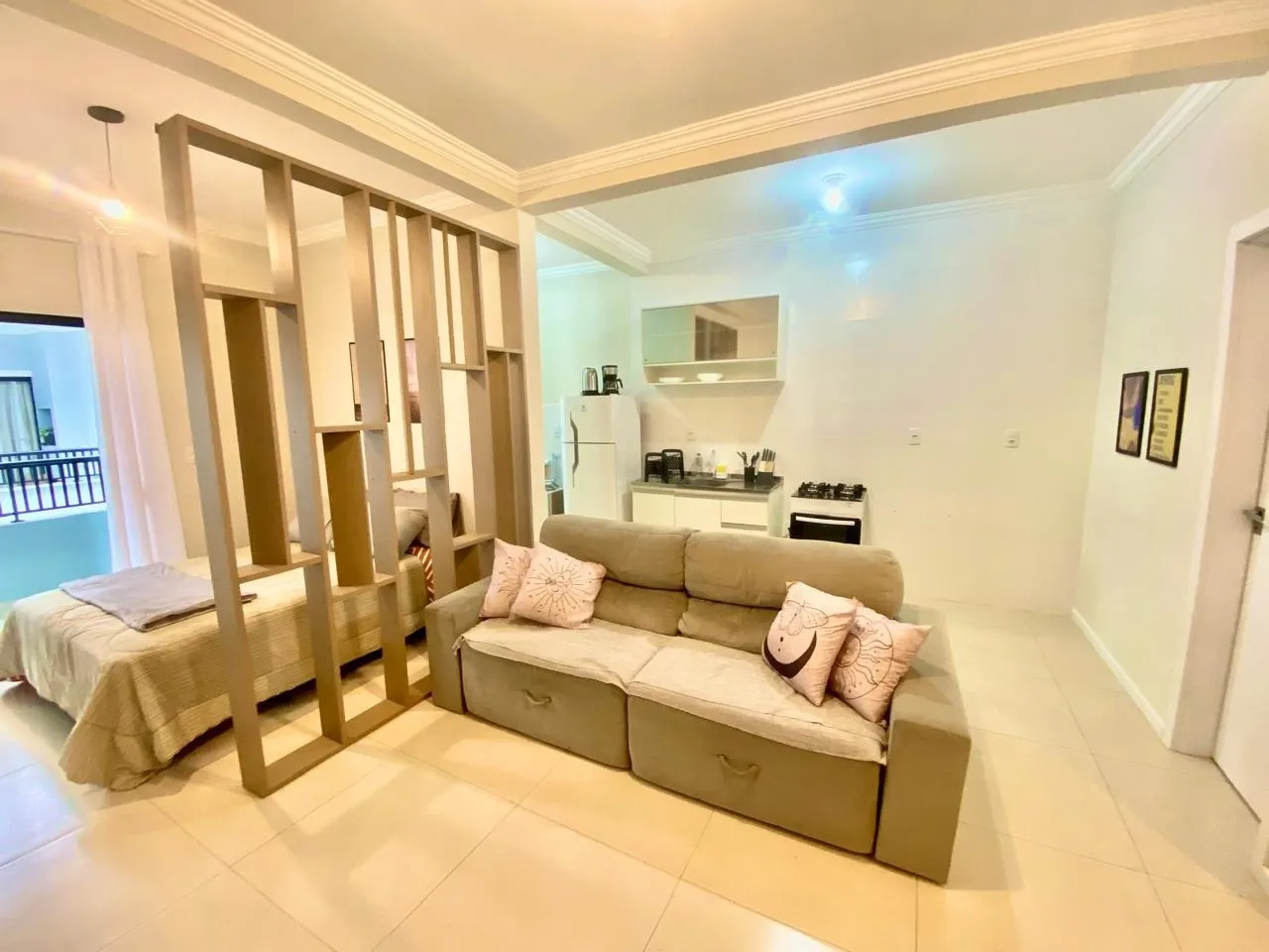 Furnished 1-bedroom apartment with open-plan kitchen — photo 8