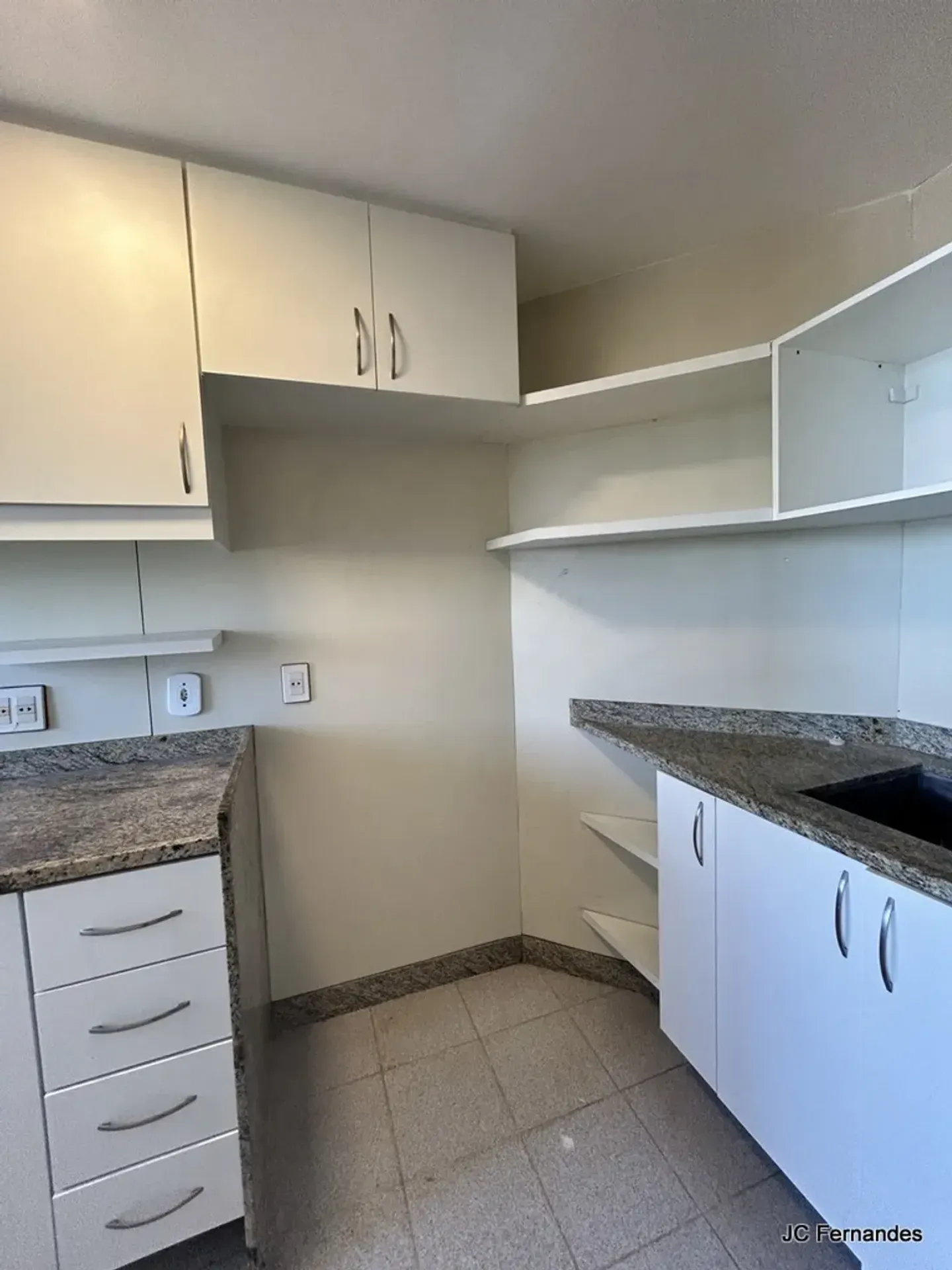 2-bedroom, 2-bath apartment with water and city view — photo 21