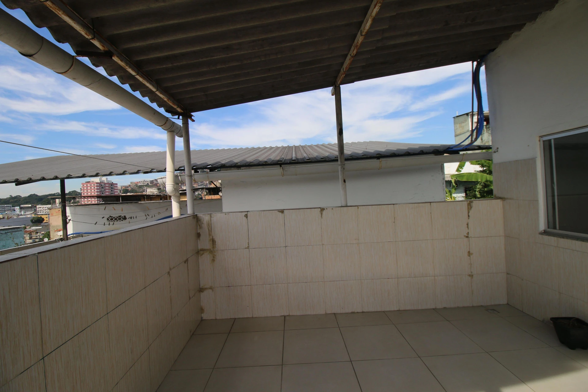 House with 2 bedrooms and 2 bathrooms plus parking — photo 5