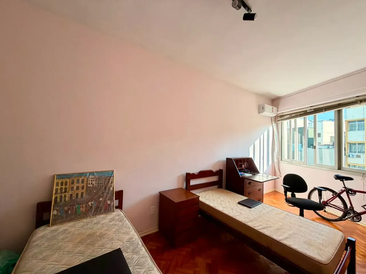 Furnished apartment with 4 bedrooms and a work desk — photo 8