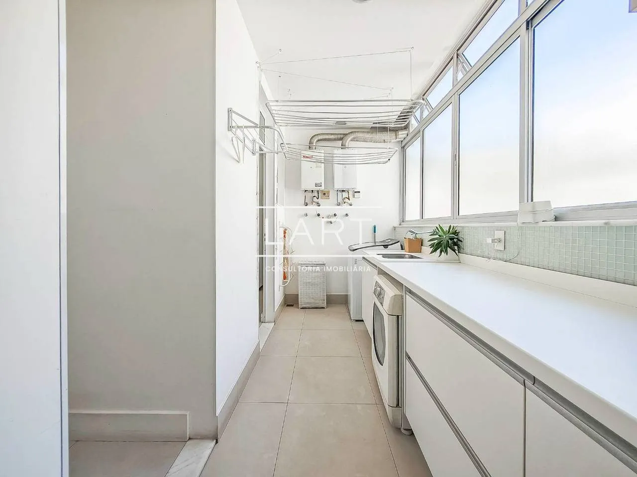Furnished 3-bedroom apartment with 4 bathrooms and 240 m² — photo 22