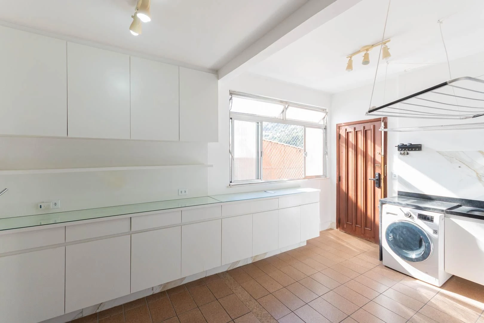 Balcony with a grill in a 3-bedroom apartment, 135 m² — photo 12