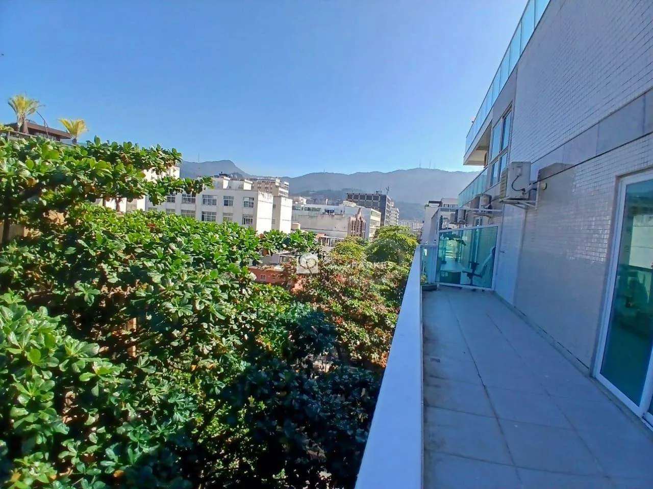 Penthouse with 3 bedrooms and 4 bathrooms — photo 33
