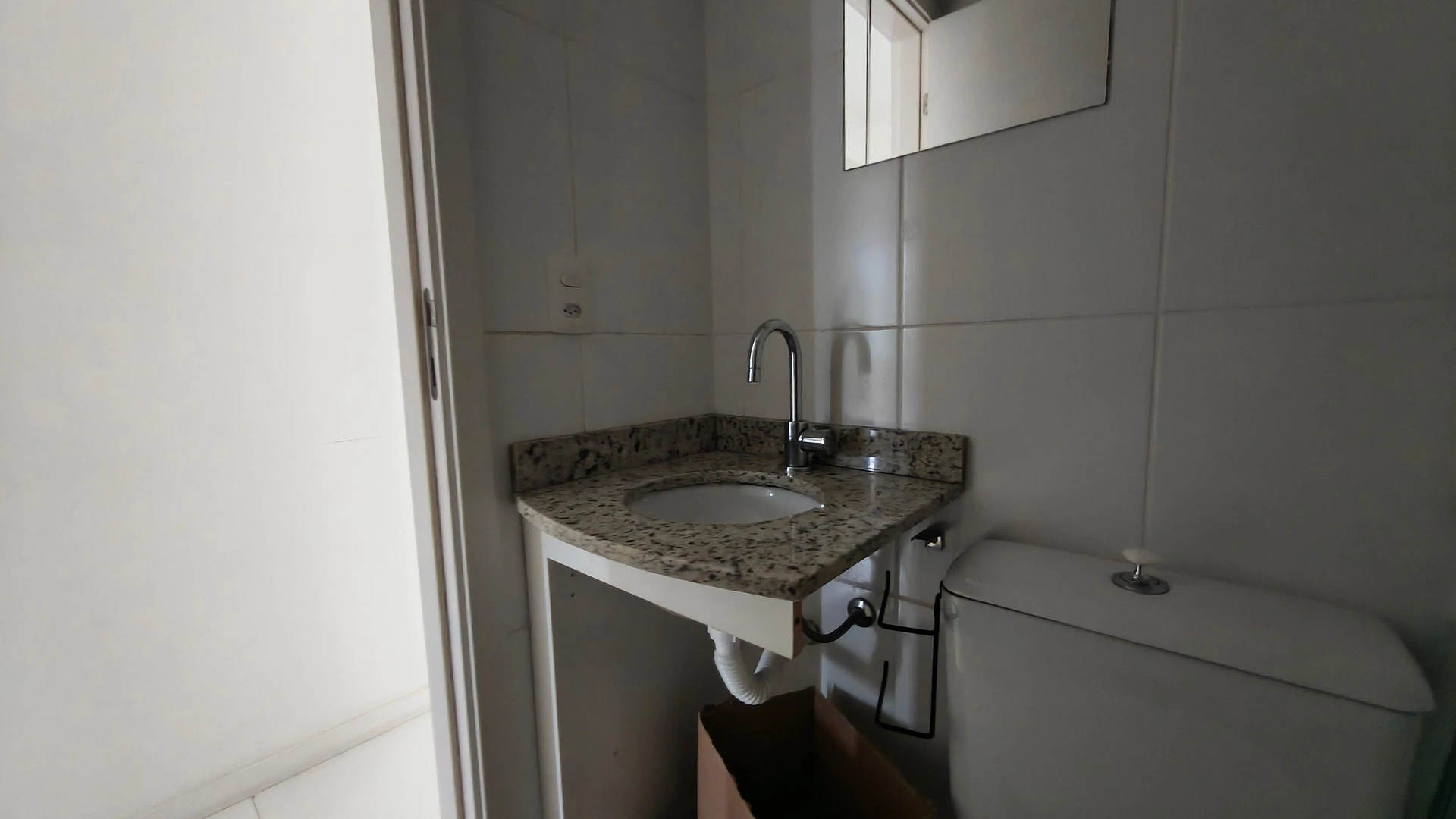 Glass-enclosed balcony in a 3-bedroom apartment, 87 m² — photo 2