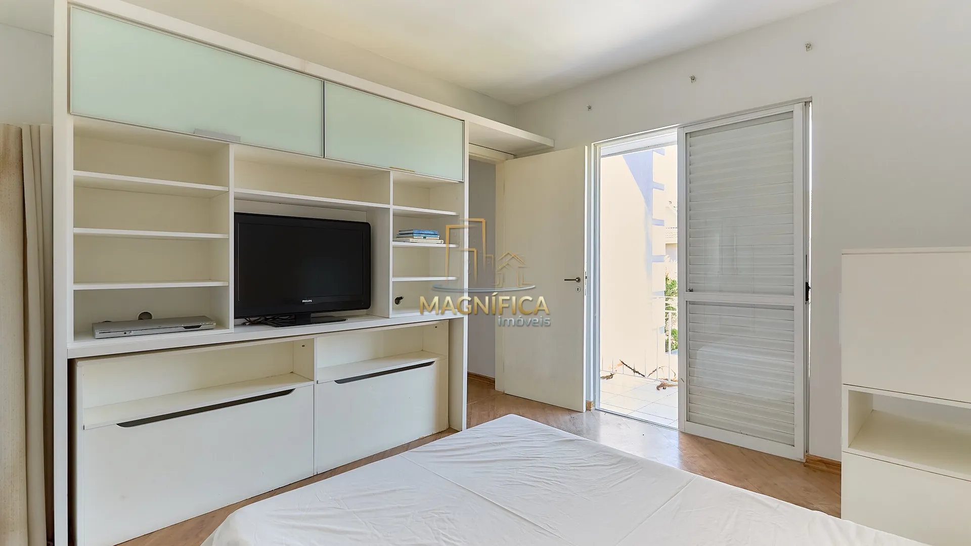 House with 4 bedrooms and 3 en-suite suites, 4 parking spaces — photo 25