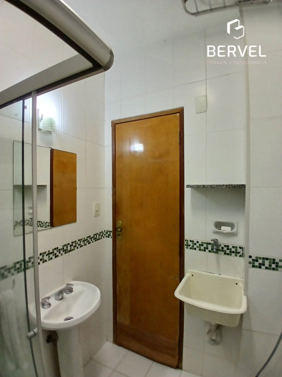 1-bedroom apartment with a glass-enclosed shower — photo 9