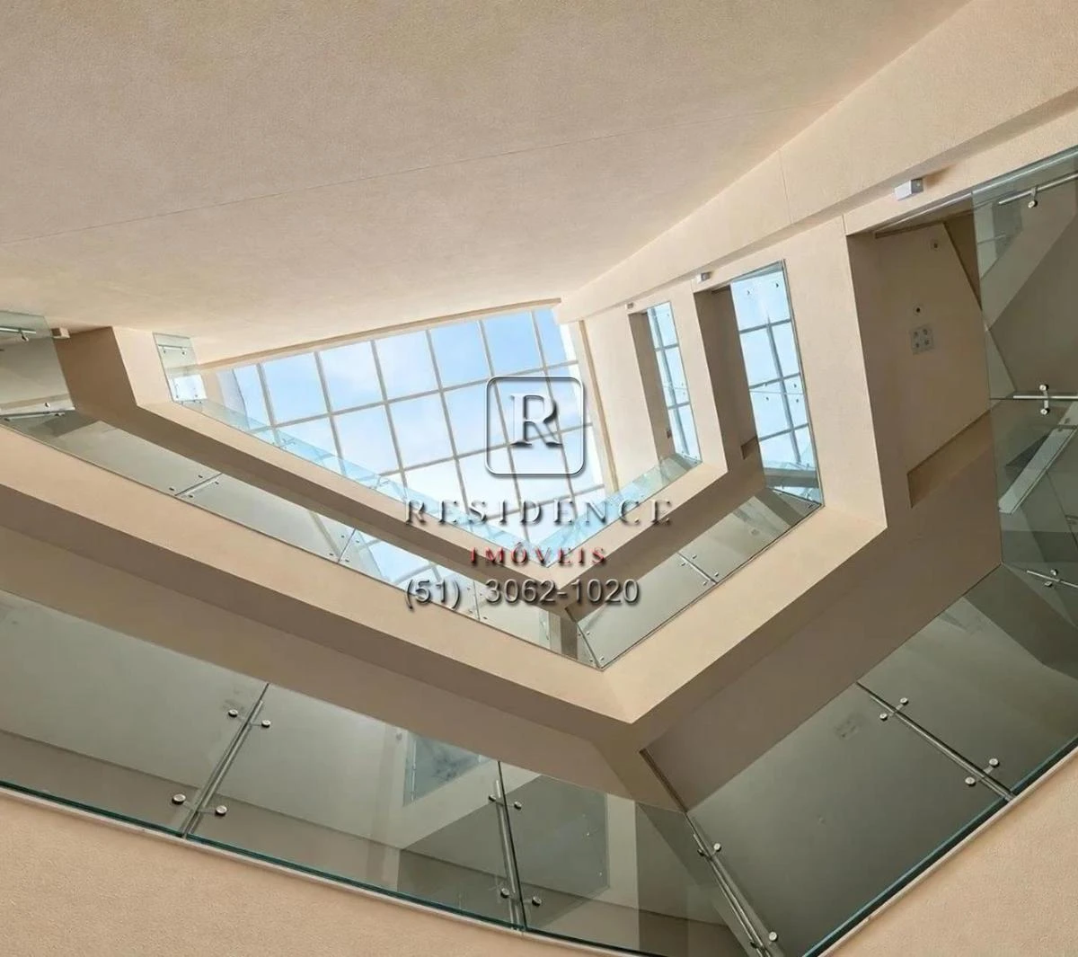 Balcony with a grill in a 2-bedroom apartment, 172 m² — photo 7