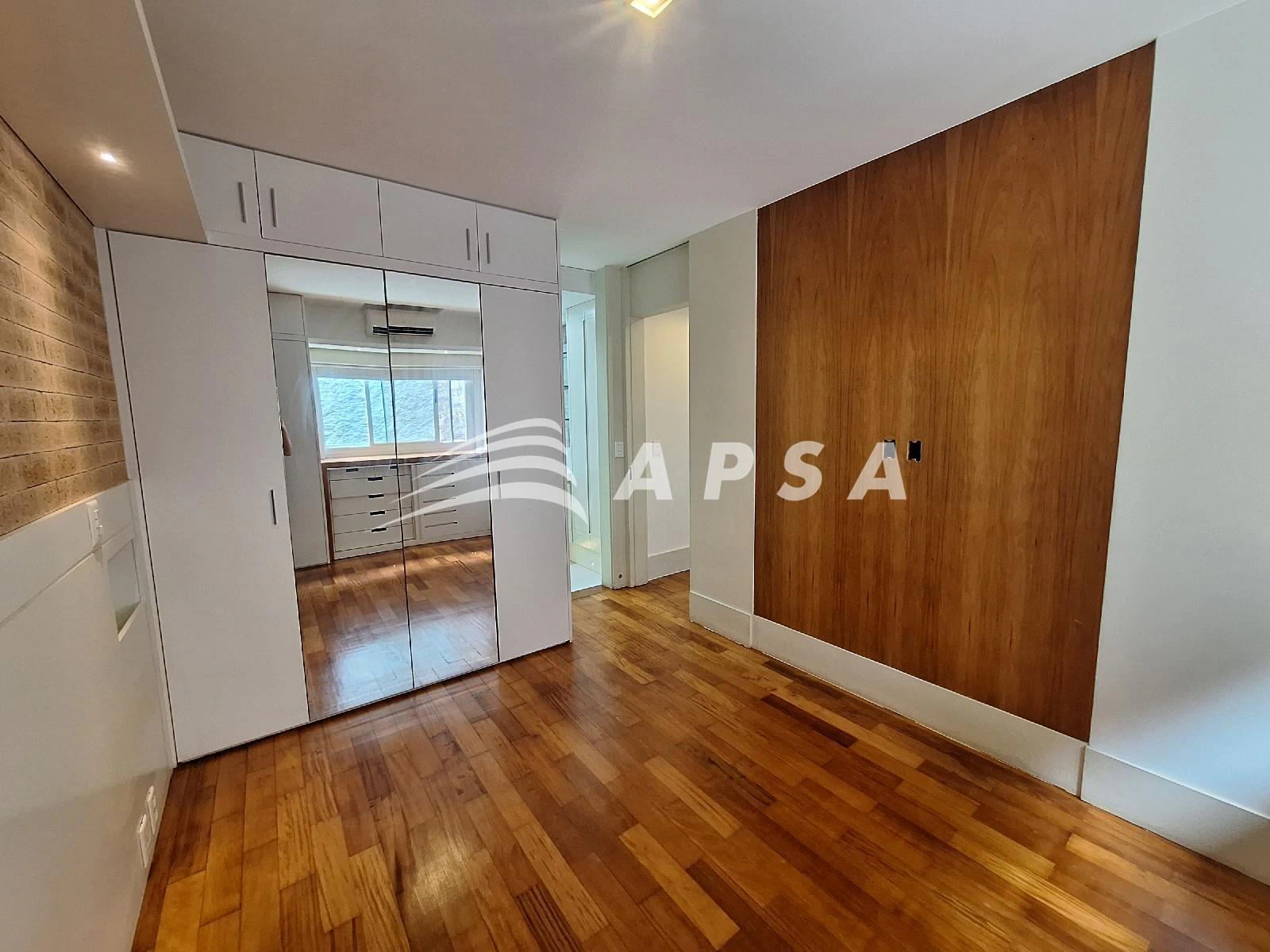 Balcony with a grill in a 2-bedroom apartment, 98 m² — photo 6