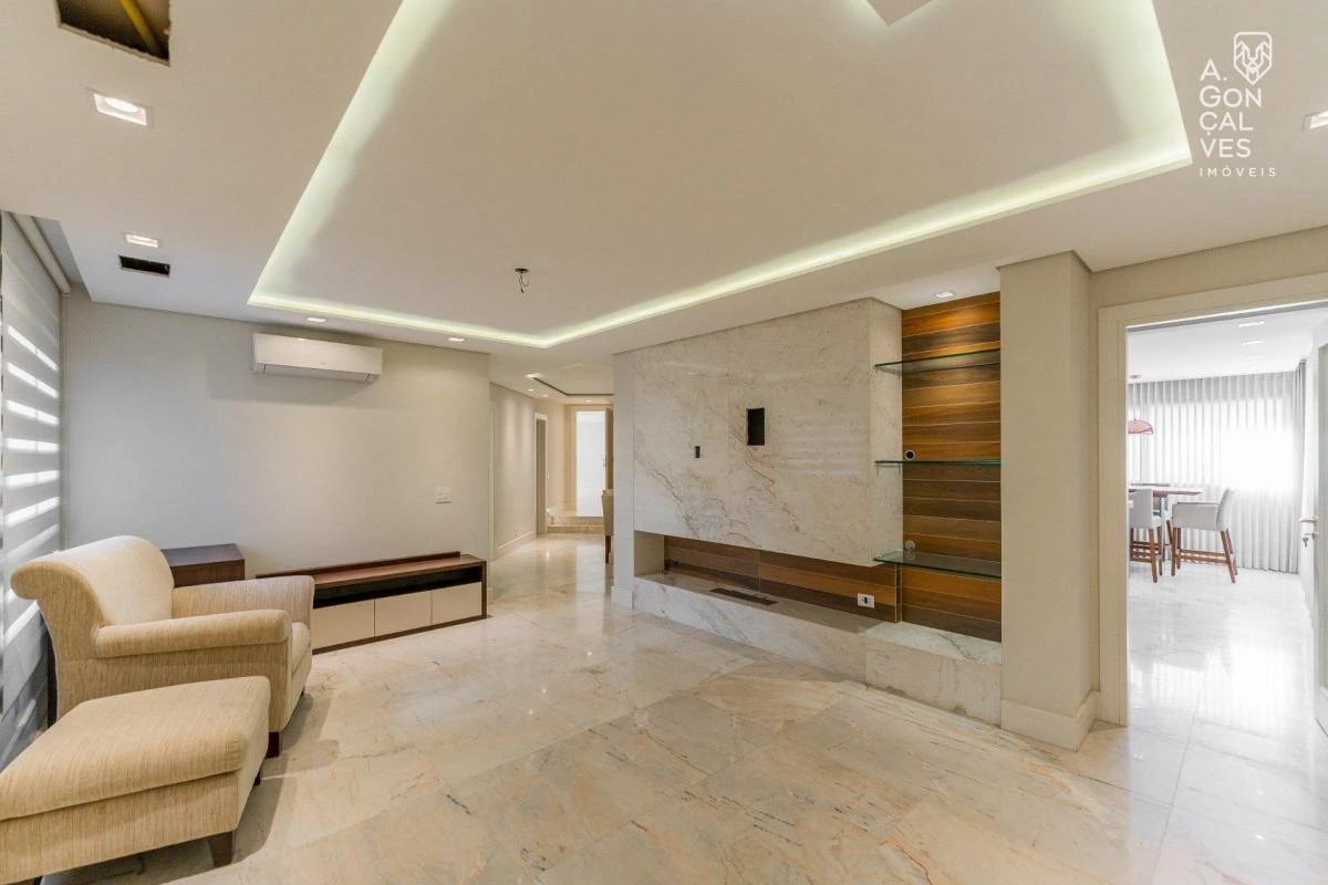 Furnished apartment, 442 m², with a glass-enclosed balcony