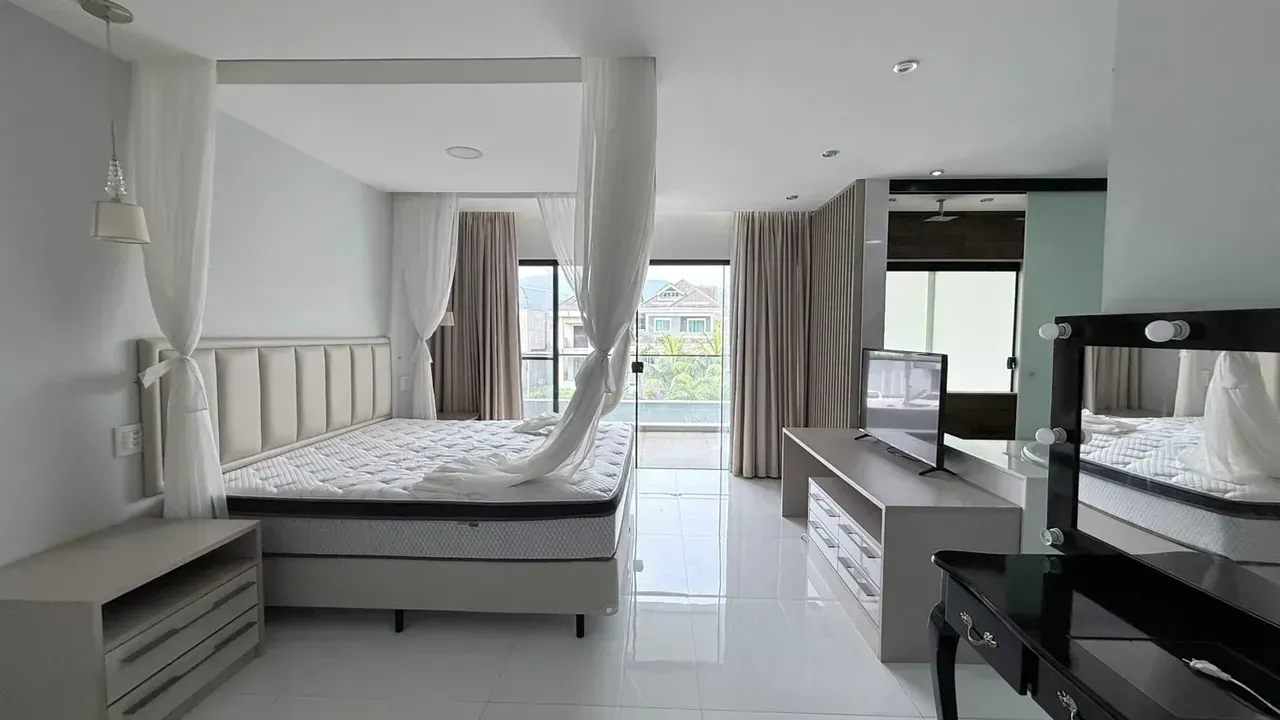 House with 6 bedrooms and an open kitchen with gas stove — photo 6