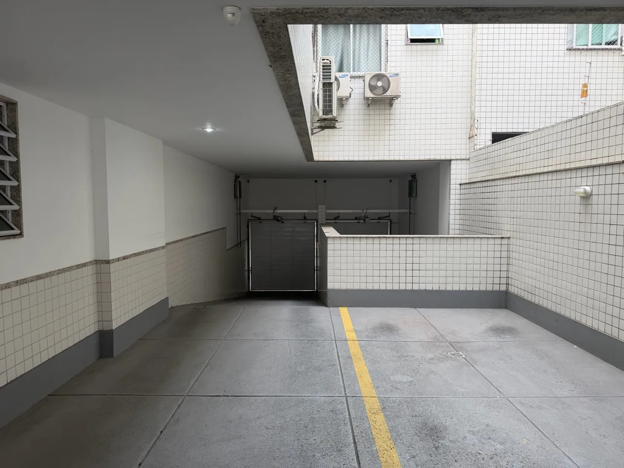 5-bedroom apartment in a building with a pool — photo 13