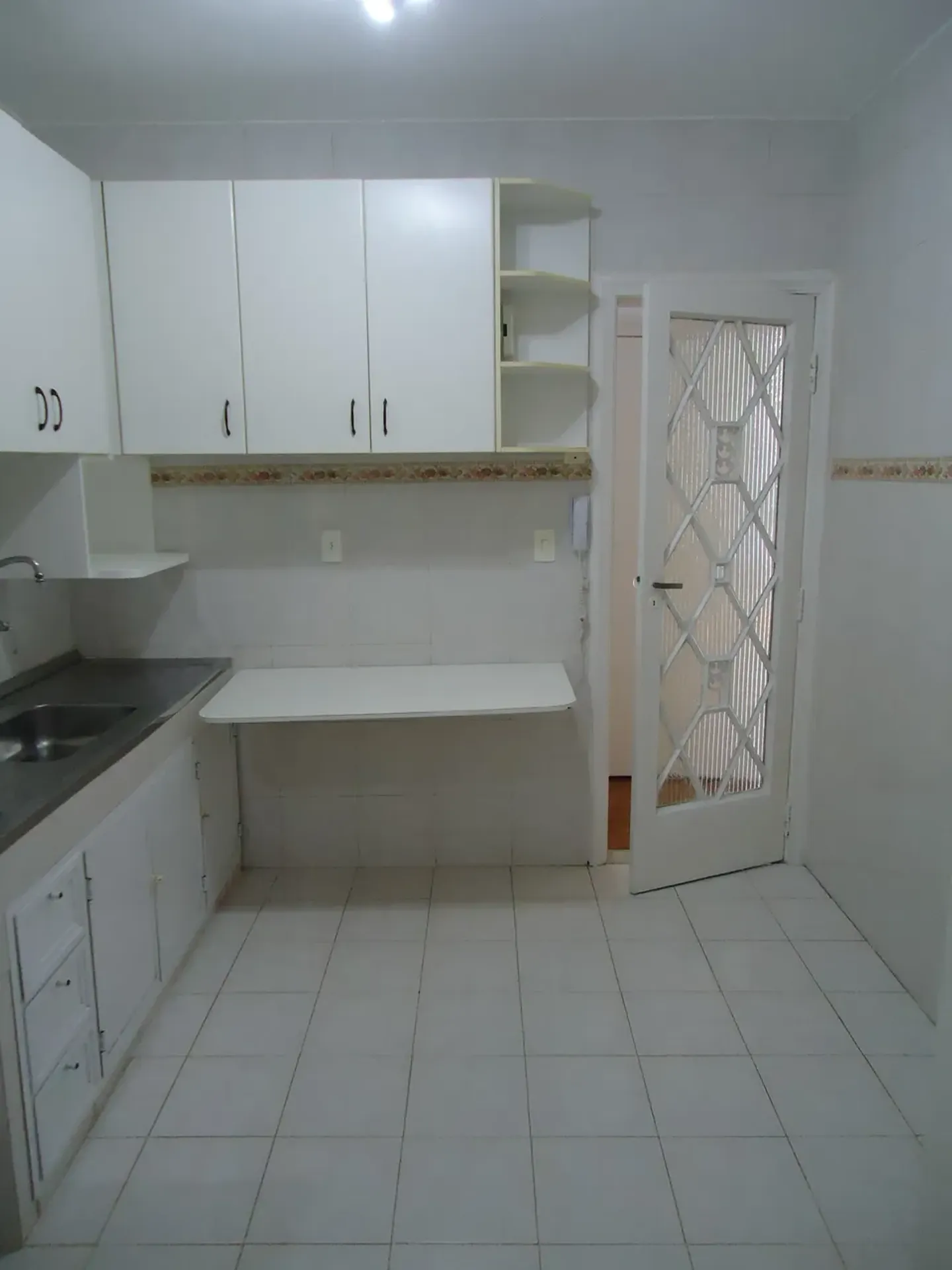 3-bedroom apartment with wood or laminate floors — photo 5