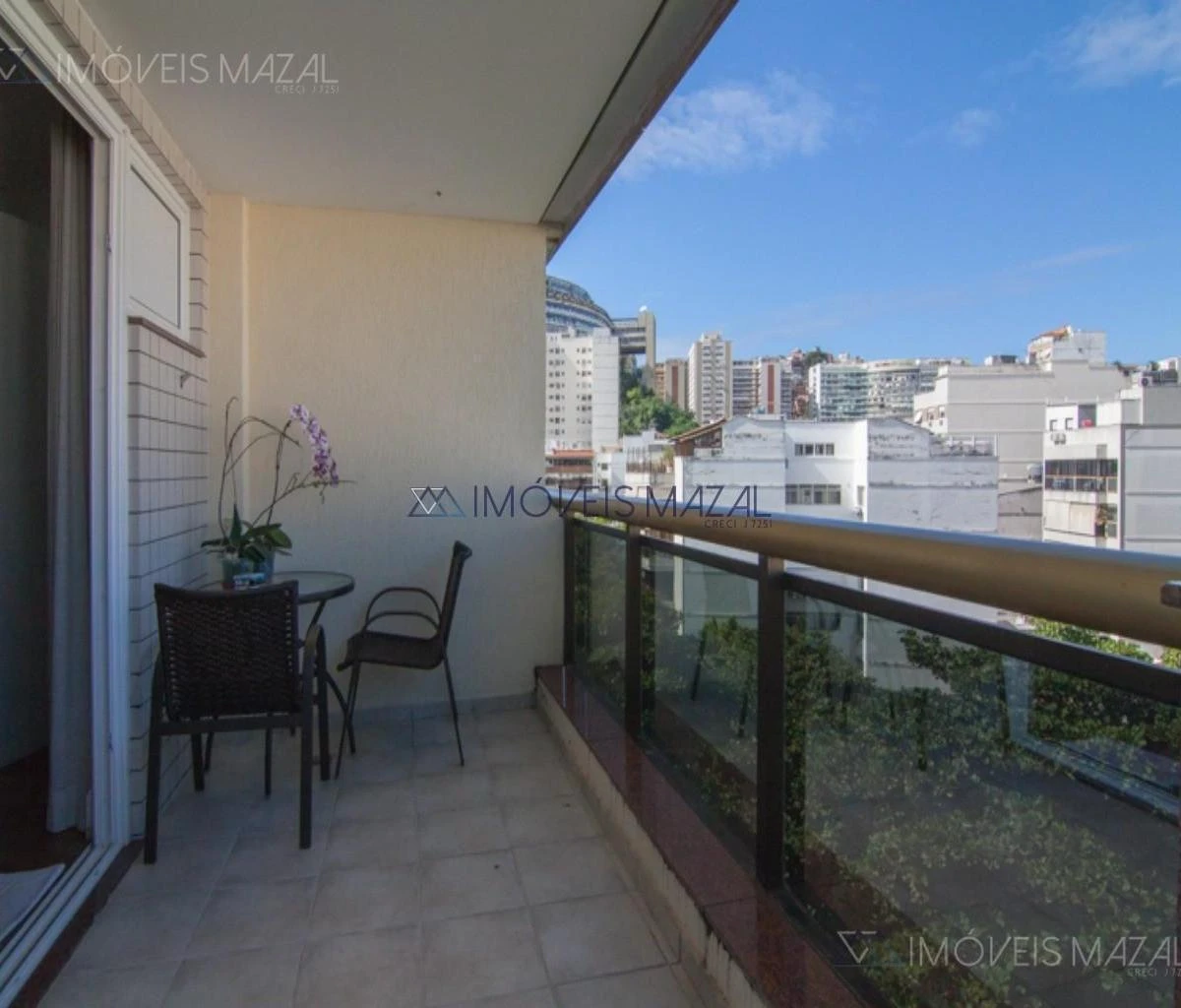 Glass-enclosed balcony in a one-bedroom apartment, 102 m² — photo 8