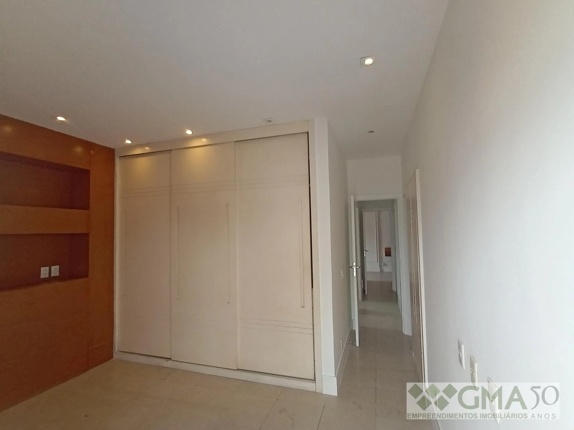 3-bedroom apartment with a mountain view — photo 37