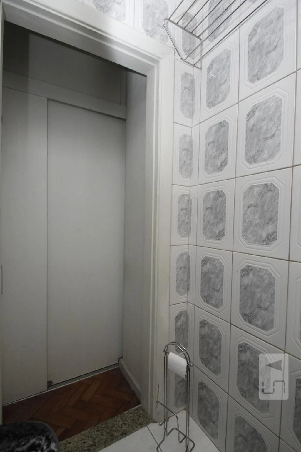 Furnished studio with 1 bedroom and glass shower enclosure — photo 32