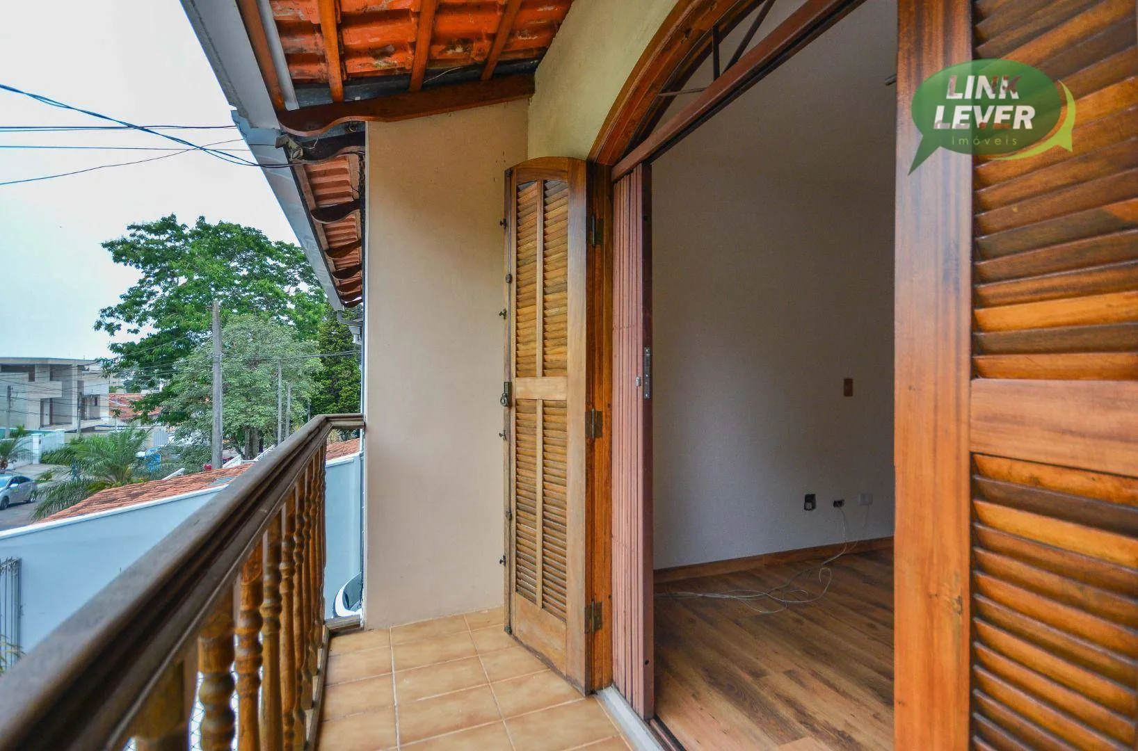 164 m² house with a fireplace and a grill on the balcony — photo 9
