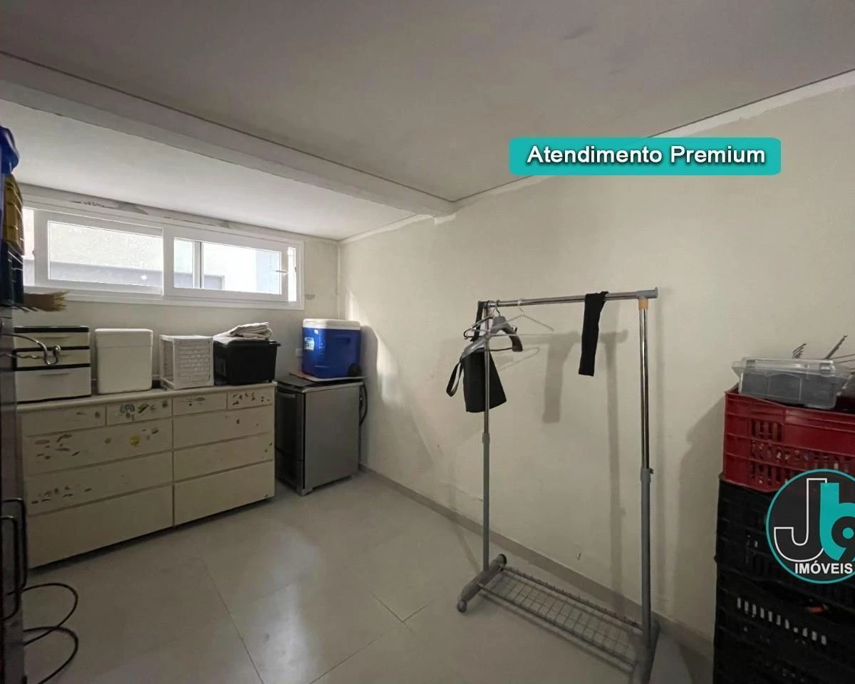 389 m² house with 4 bedrooms and an open-plan kitchen — photo 17