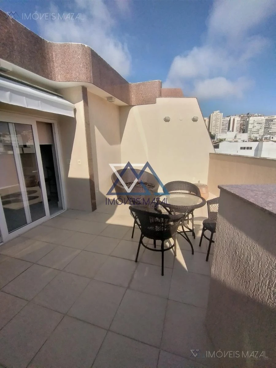 Glass-enclosed balcony in a one-bedroom apartment, 102 m² — photo 12
