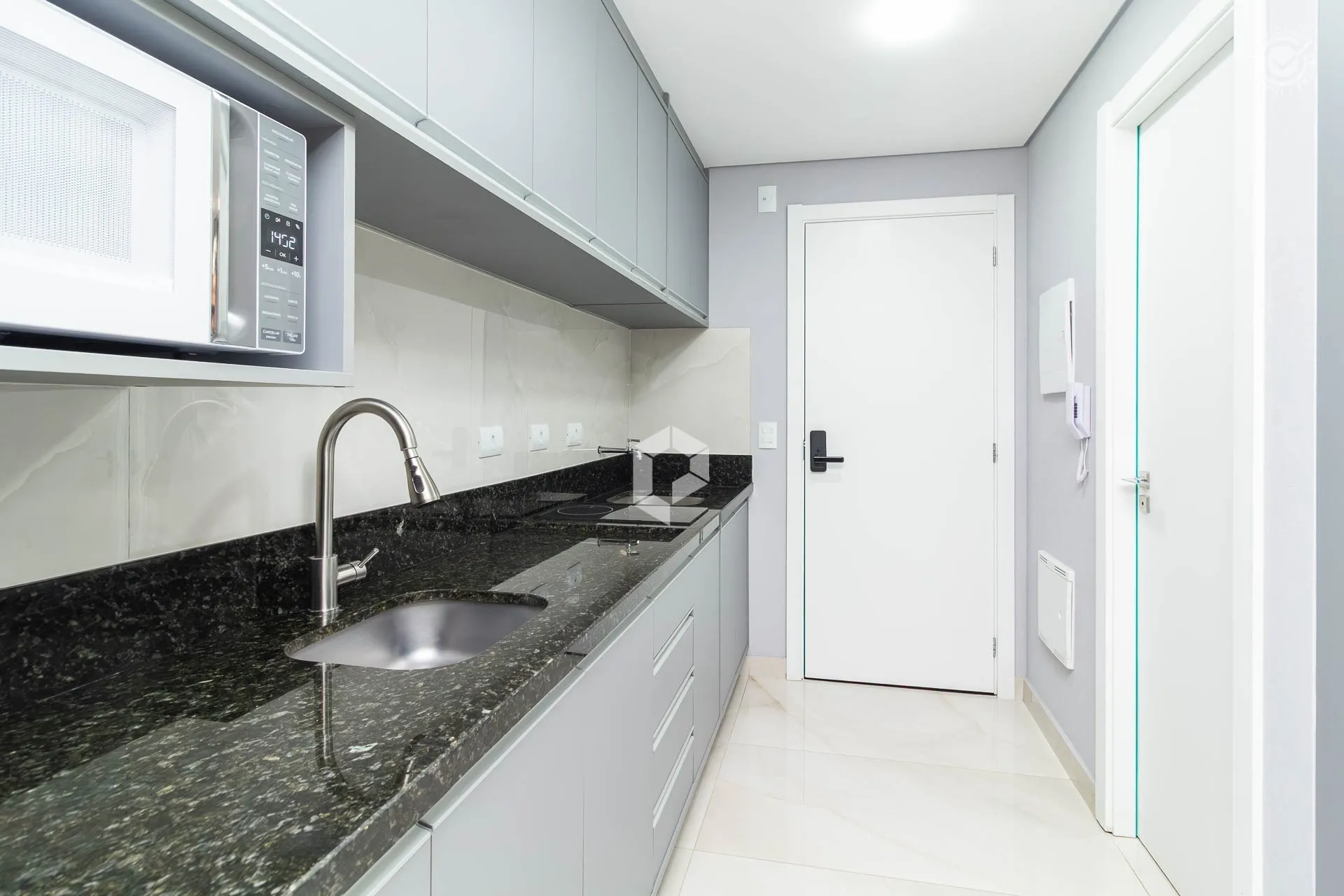 Furnished 1-bedroom apartment with open-plan kitchen — photo 12