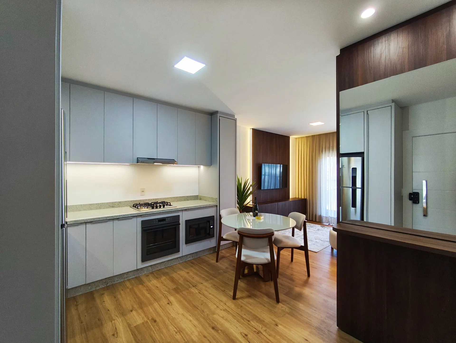 One-bedroom apartment in a building with a heated pool — photo 20