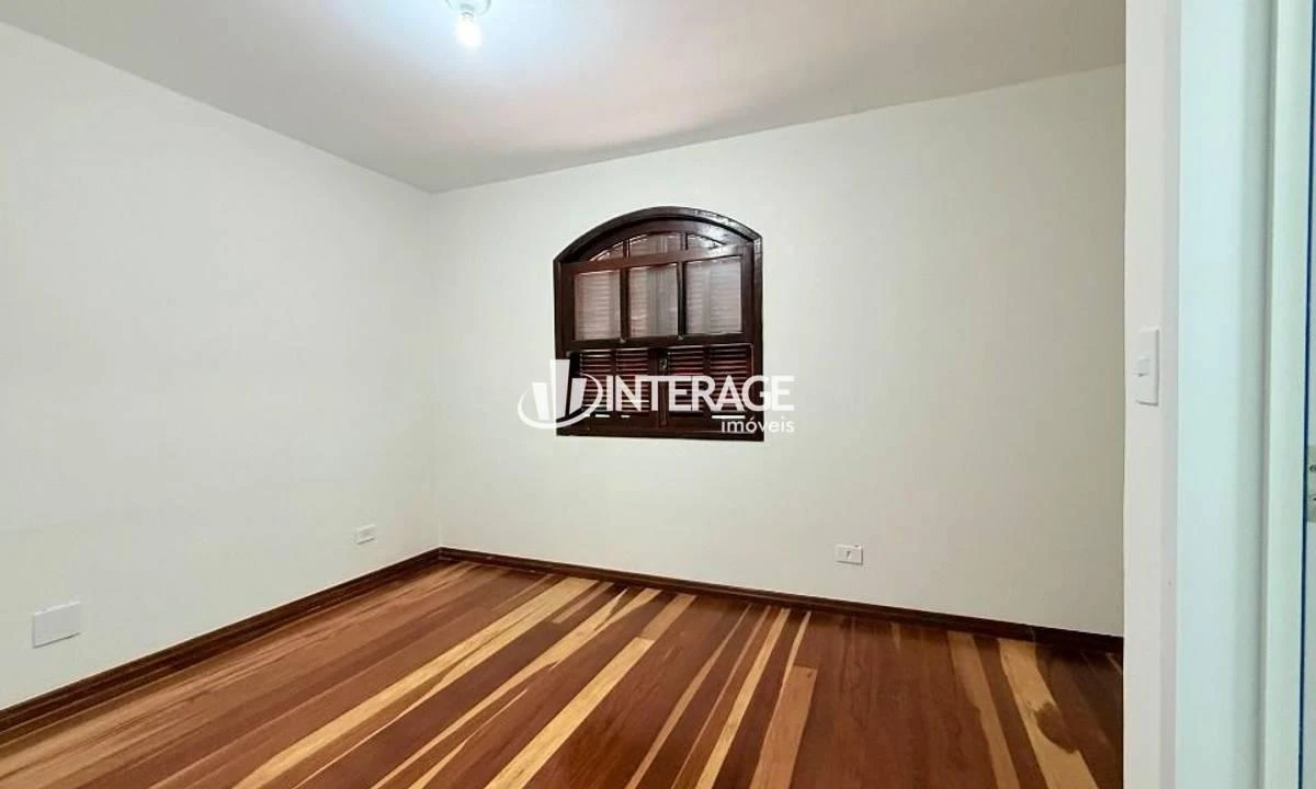 Wood or laminate floors in a 4-bedroom house, 200 m² — photo 20