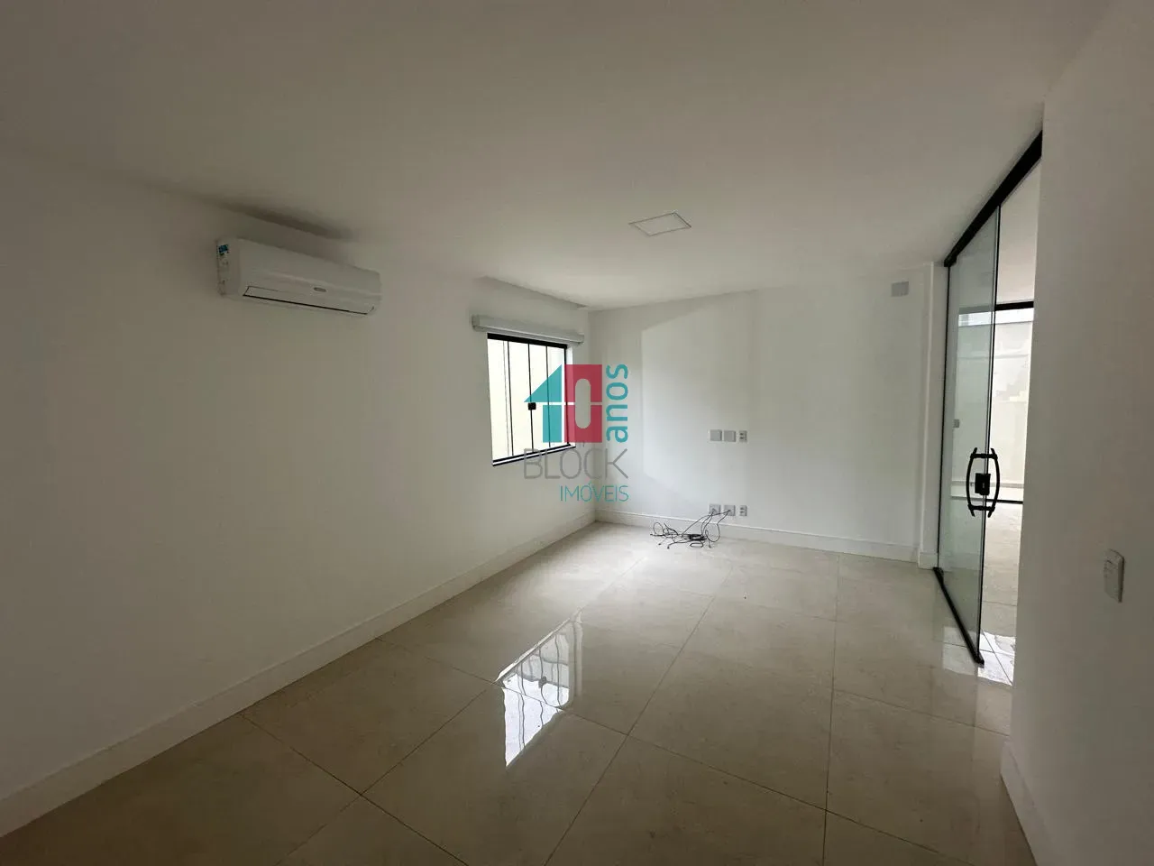 Condominium house with 5 en-suites and open-plan kitchen — photo 16