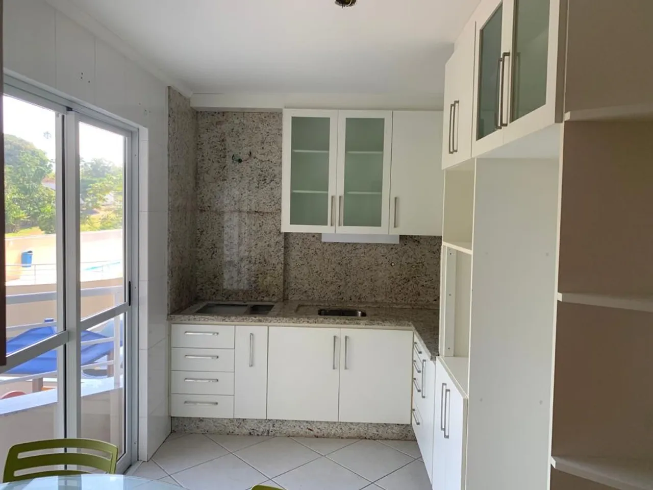 4-bedroom apartment in a building with a pool — photo 2
