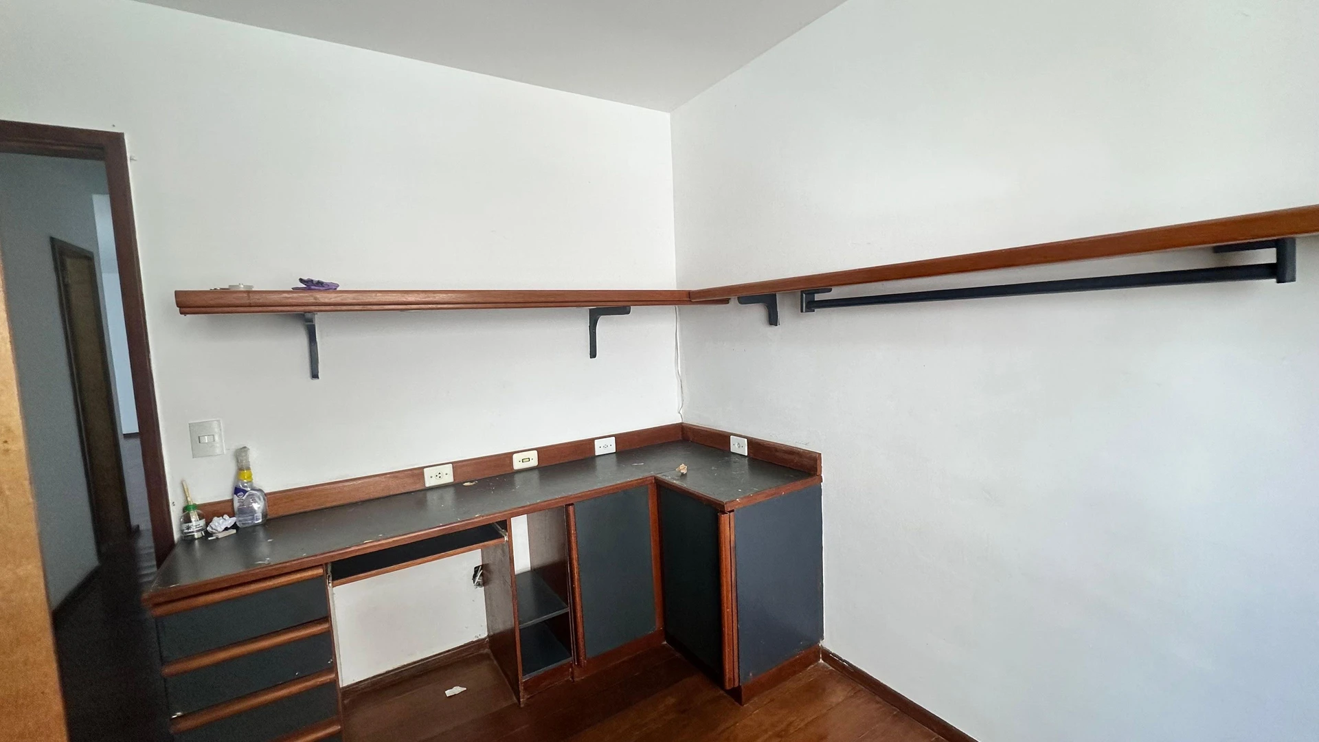 Apartment with built-in wardrobes and a balcony — photo 29