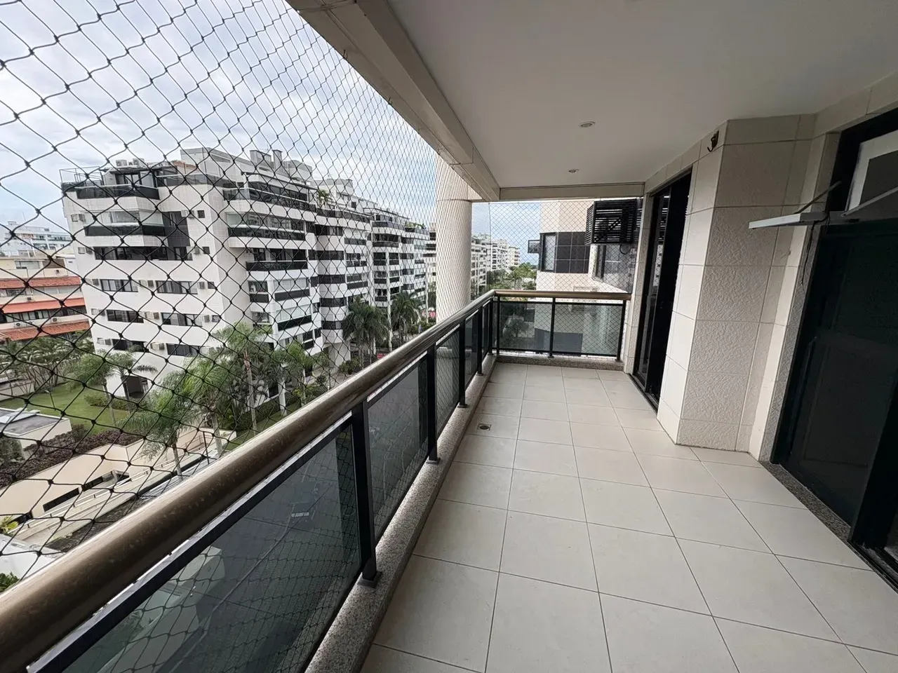 2-bedroom apartment with 3 bathrooms and a pool in the building — photo 4