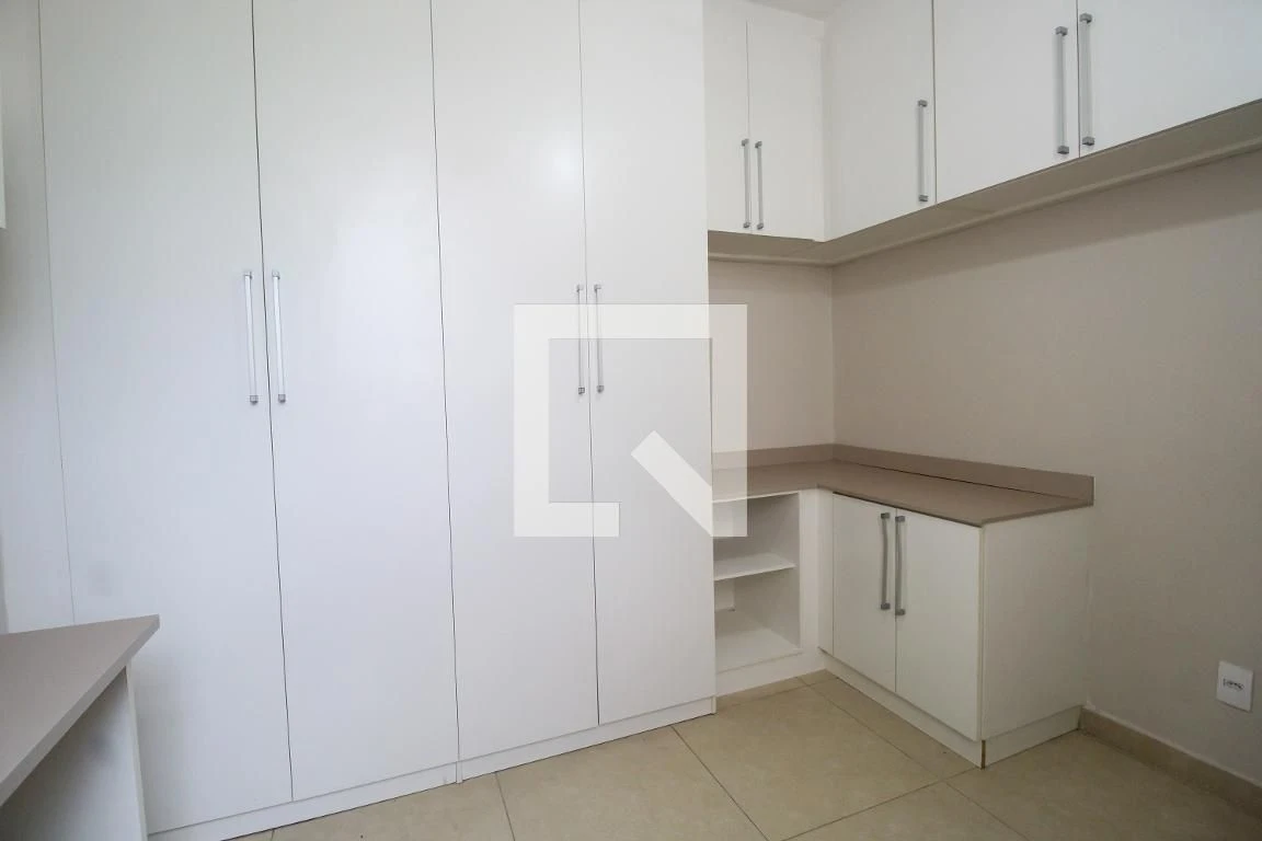Unfurnished 1-bedroom apartment with a private BBQ area — photo 4