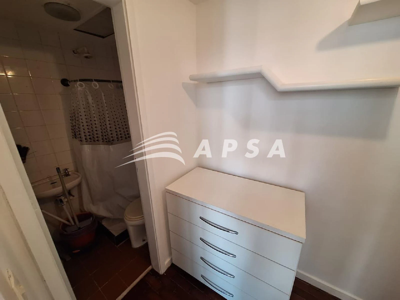 Walk-in closet in a 2-bedroom apartment, 90 m² — photo 29