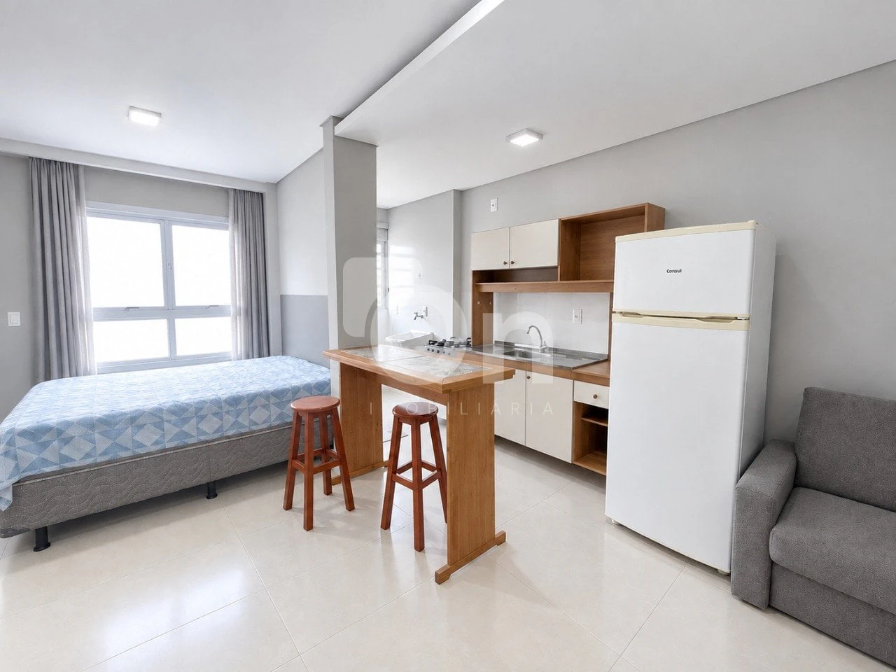 One-bedroom apartment in a building with a coworking space