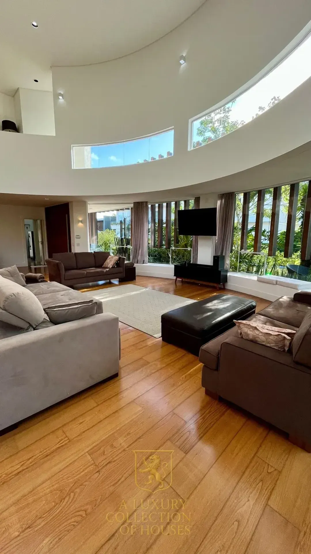 Casa mobiliada com 5 suítes e piscina privativa