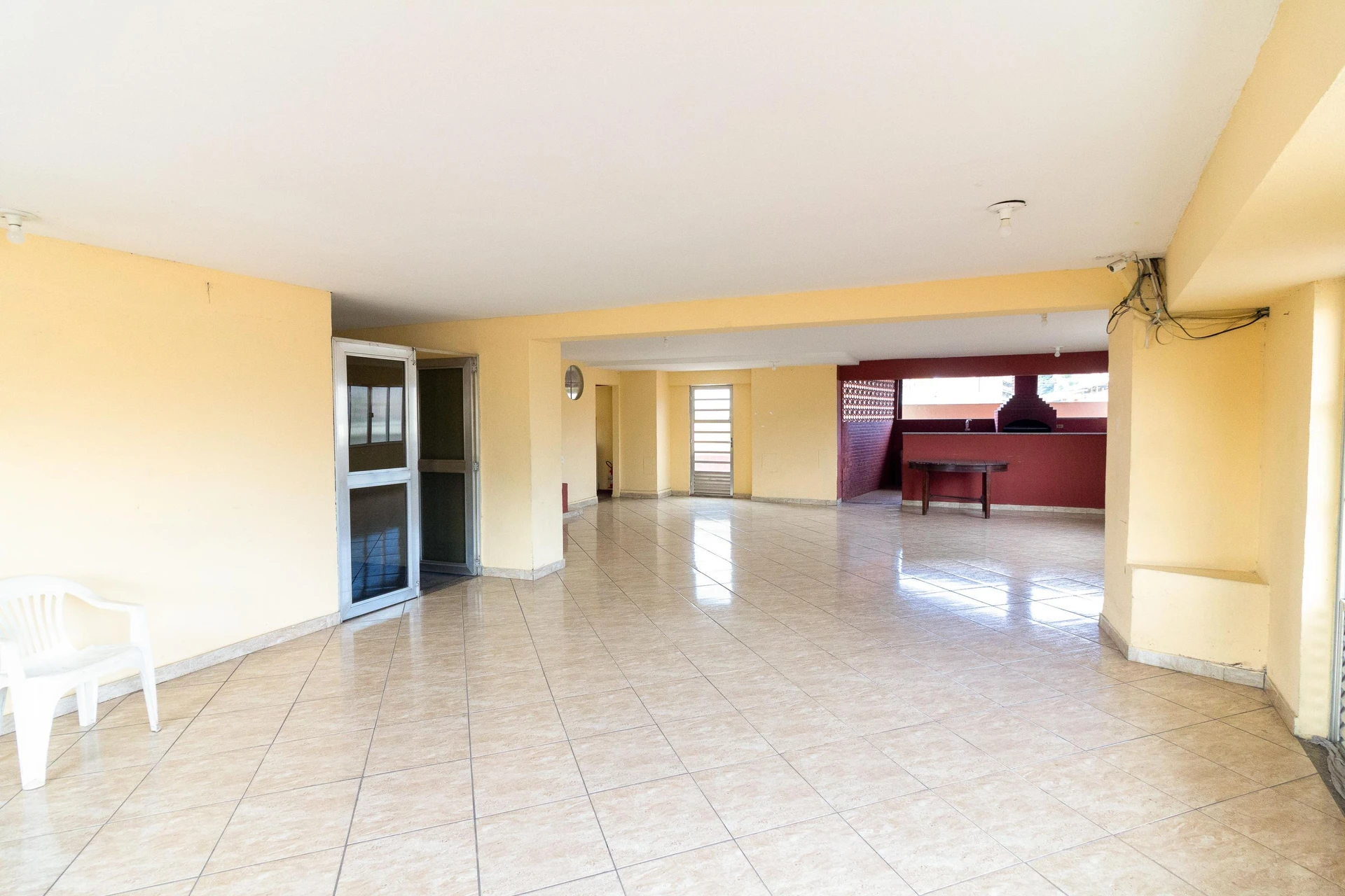 Furnished 3-bedroom apartment with balcony — photo 27