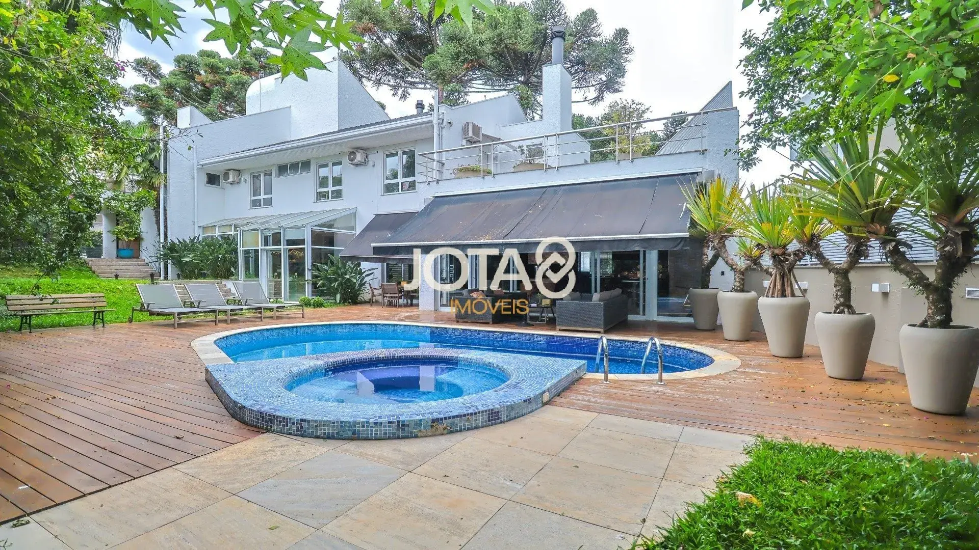 Casa mobiliada com 6 quartos e 7 banheiros e 4 vagas