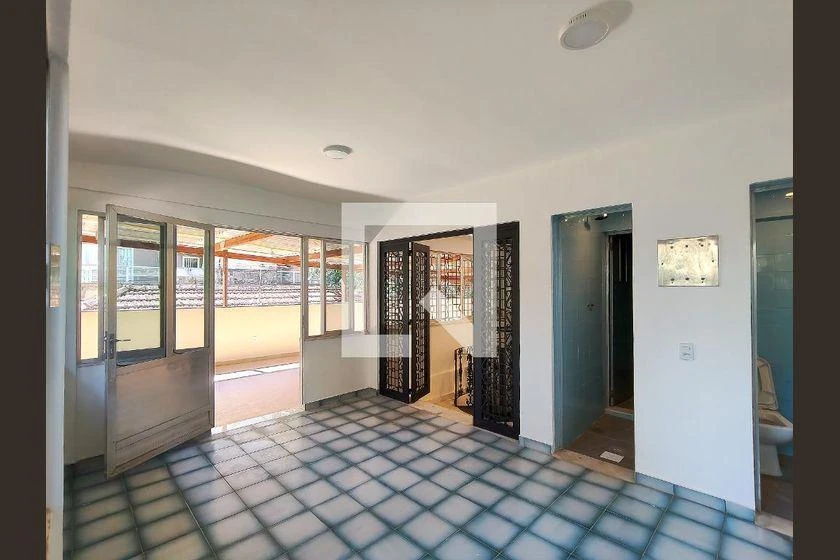 Rental house with 5 bedrooms and a balcony — photo 30