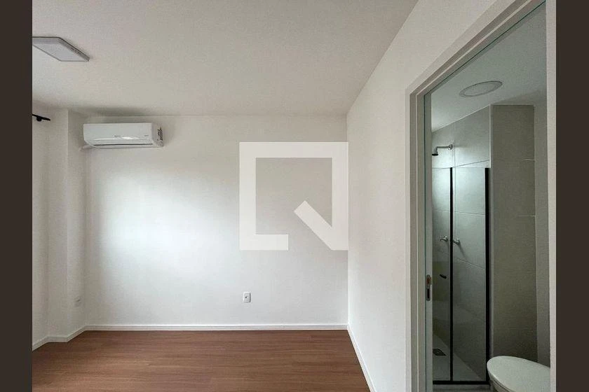2-bedroom apartment with wood or laminate floors — photo 13